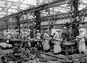 Frauen arbeiten in einer Fabrik